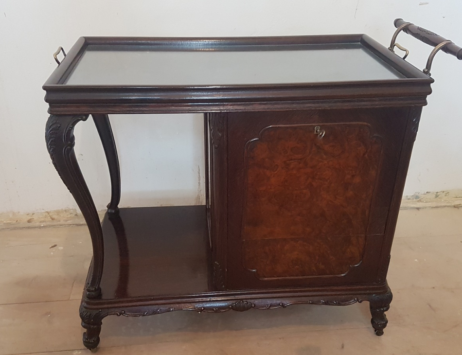 86 cm x 43 cm, výška 70 cm (stolek není v prodejně, ale ve skladu)  Stolek má skříňku, skleněnou desku a je na kolečkách.    Pouze k osobnímu převzetí nebo doprava do 30 km od Prahy. Náklady na dopravu hradí kupující.    Zveme Vás do příjemného prostředí našeho obchodu (Zámecký nábytek a doplňky, Pernštýnská 13, 530 02 Pardubice - Staré Město)    Po domluvě je také možný osobní převzetí v naší druhé prodejně v Praze (Zámecký nábytek a doplňky, Bořivojova 11, Vinohrady, 130 00 Praha 3 ).