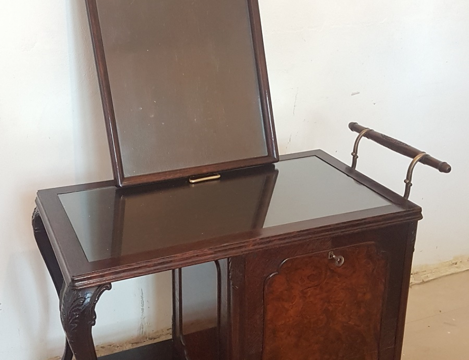 86 cm x 43 cm, výška 70 cm (stolek není v prodejně, ale ve skladu)  Stolek má skříňku, skleněnou desku a je na kolečkách.    Pouze k osobnímu převzetí nebo doprava do 30 km od Prahy. Náklady na dopravu hradí kupující.    Zveme Vás do příjemného prostředí našeho obchodu (Zámecký nábytek a doplňky, Pernštýnská 13, 530 02 Pardubice - Staré Město)    Po domluvě je také možný osobní převzetí v naší druhé prodejně v Praze (Zámecký nábytek a doplňky, Bořivojova 11, Vinohrady, 130 00 Praha 3 ).