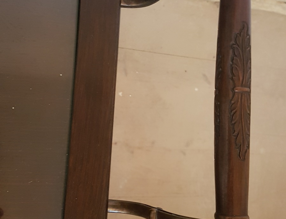 86 cm x 43 cm, výška 70 cm (stolek není v prodejně, ale ve skladu)  Stolek má skříňku, skleněnou desku a je na kolečkách.    Pouze k osobnímu převzetí nebo doprava do 30 km od Prahy. Náklady na dopravu hradí kupující.    Zveme Vás do příjemného prostředí našeho obchodu (Zámecký nábytek a doplňky, Pernštýnská 13, 530 02 Pardubice - Staré Město)    Po domluvě je také možný osobní převzetí v naší druhé prodejně v Praze (Zámecký nábytek a doplňky, Bořivojova 11, Vinohrady, 130 00 Praha 3 ).