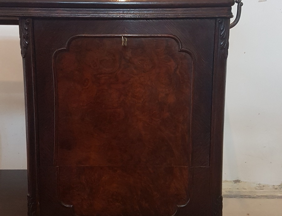 86 cm x 43 cm, výška 70 cm (stolek není v prodejně, ale ve skladu)  Stolek má skříňku, skleněnou desku a je na kolečkách.    Pouze k osobnímu převzetí nebo doprava do 30 km od Prahy. Náklady na dopravu hradí kupující.    Zveme Vás do příjemného prostředí našeho obchodu (Zámecký nábytek a doplňky, Pernštýnská 13, 530 02 Pardubice - Staré Město)    Po domluvě je také možný osobní převzetí v naší druhé prodejně v Praze (Zámecký nábytek a doplňky, Bořivojova 11, Vinohrady, 130 00 Praha 3 ).