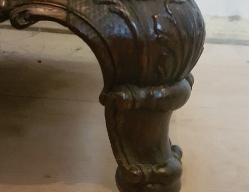 86 cm x 43 cm, výška 70 cm (stolek není v prodejně, ale ve skladu)  Stolek má skříňku, skleněnou desku a je na kolečkách.    Pouze k osobnímu převzetí nebo doprava do 30 km od Prahy. Náklady na dopravu hradí kupující.    Zveme Vás do příjemného prostředí našeho obchodu (Zámecký nábytek a doplňky, Pernštýnská 13, 530 02 Pardubice - Staré Město)    Po domluvě je také možný osobní převzetí v naší druhé prodejně v Praze (Zámecký nábytek a doplňky, Bořivojova 11, Vinohrady, 130 00 Praha 3 ).