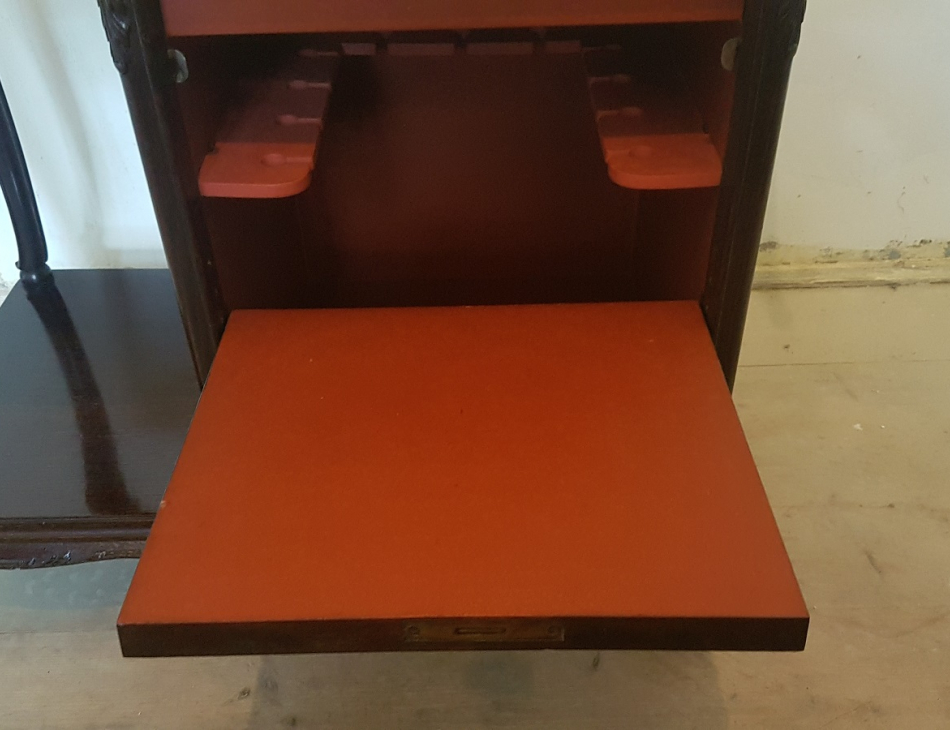 86 cm x 43 cm, výška 70 cm (stolek není v prodejně, ale ve skladu)  Stolek má skříňku, skleněnou desku a je na kolečkách.    Pouze k osobnímu převzetí nebo doprava do 30 km od Prahy. Náklady na dopravu hradí kupující.    Zveme Vás do příjemného prostředí našeho obchodu (Zámecký nábytek a doplňky, Pernštýnská 13, 530 02 Pardubice - Staré Město)    Po domluvě je také možný osobní převzetí v naší druhé prodejně v Praze (Zámecký nábytek a doplňky, Bořivojova 11, Vinohrady, 130 00 Praha 3 ).
