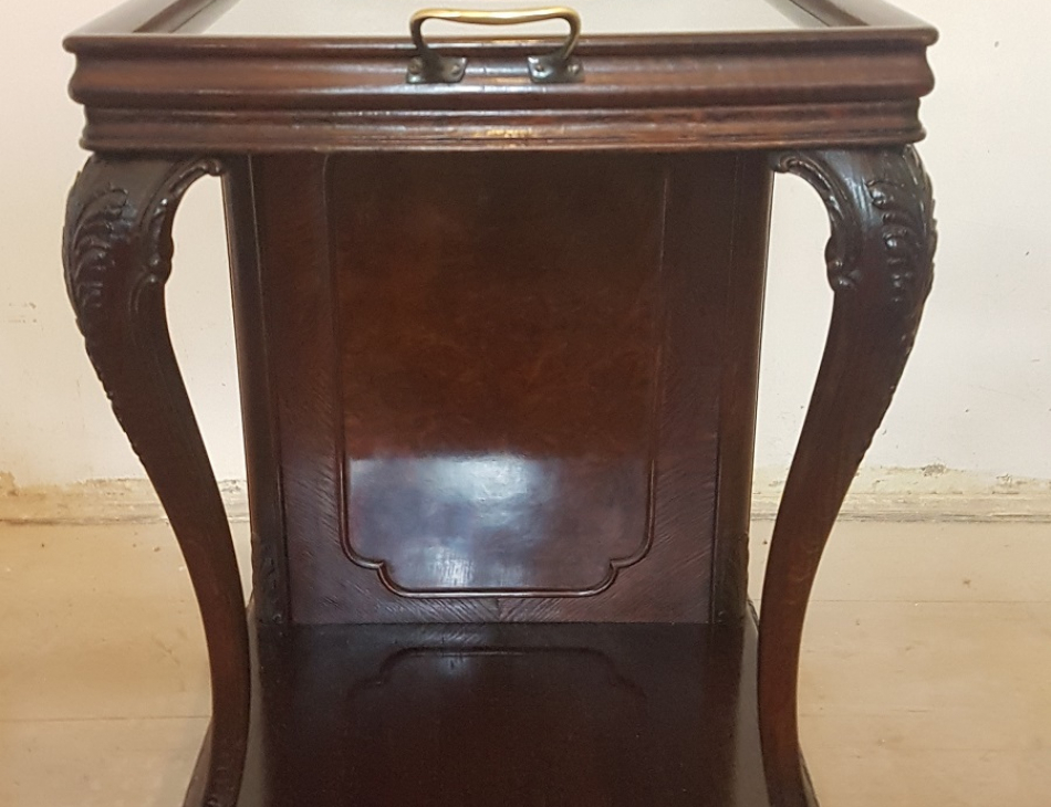 86 cm x 43 cm, výška 70 cm (stolek není v prodejně, ale ve skladu)  Stolek má skříňku, skleněnou desku a je na kolečkách.    Pouze k osobnímu převzetí nebo doprava do 30 km od Prahy. Náklady na dopravu hradí kupující.    Zveme Vás do příjemného prostředí našeho obchodu (Zámecký nábytek a doplňky, Pernštýnská 13, 530 02 Pardubice - Staré Město)    Po domluvě je také možný osobní převzetí v naší druhé prodejně v Praze (Zámecký nábytek a doplňky, Bořivojova 11, Vinohrady, 130 00 Praha 3 ).