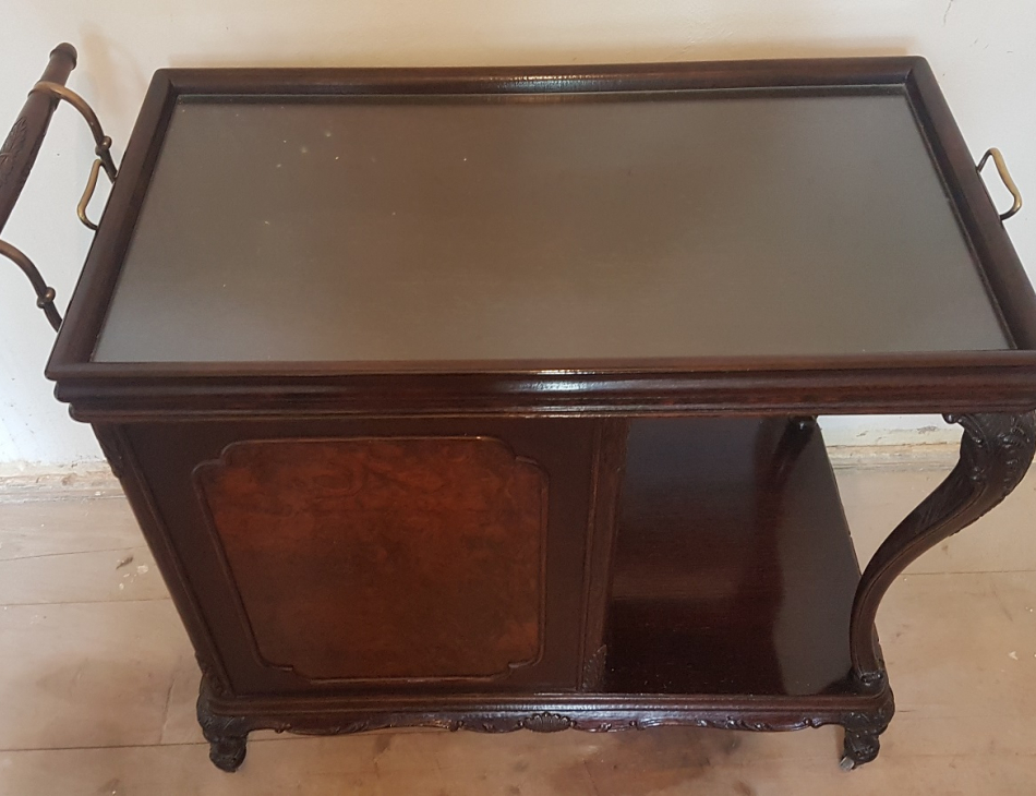 86 cm x 43 cm, výška 70 cm (stolek není v prodejně, ale ve skladu)  Stolek má skříňku, skleněnou desku a je na kolečkách.    Pouze k osobnímu převzetí nebo doprava do 30 km od Prahy. Náklady na dopravu hradí kupující.    Zveme Vás do příjemného prostředí našeho obchodu (Zámecký nábytek a doplňky, Pernštýnská 13, 530 02 Pardubice - Staré Město)    Po domluvě je také možný osobní převzetí v naší druhé prodejně v Praze (Zámecký nábytek a doplňky, Bořivojova 11, Vinohrady, 130 00 Praha 3 ).