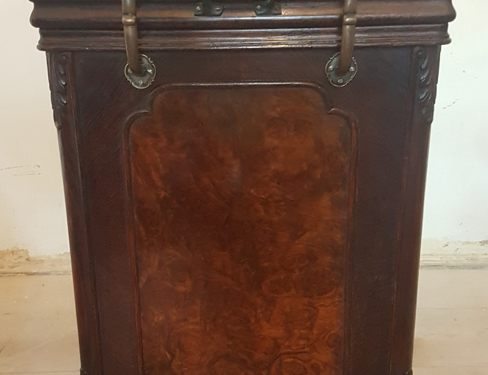 86 cm x 43 cm, výška 70 cm (stolek není v prodejně, ale ve skladu)  Stolek má skříňku, skleněnou desku a je na kolečkách.    Pouze k osobnímu převzetí nebo doprava do 30 km od Prahy. Náklady na dopravu hradí kupující.    Zveme Vás do příjemného prostředí našeho obchodu (Zámecký nábytek a doplňky, Pernštýnská 13, 530 02 Pardubice - Staré Město)    Po domluvě je také možný osobní převzetí v naší druhé prodejně v Praze (Zámecký nábytek a doplňky, Bořivojova 11, Vinohrady, 130 00 Praha 3 ).