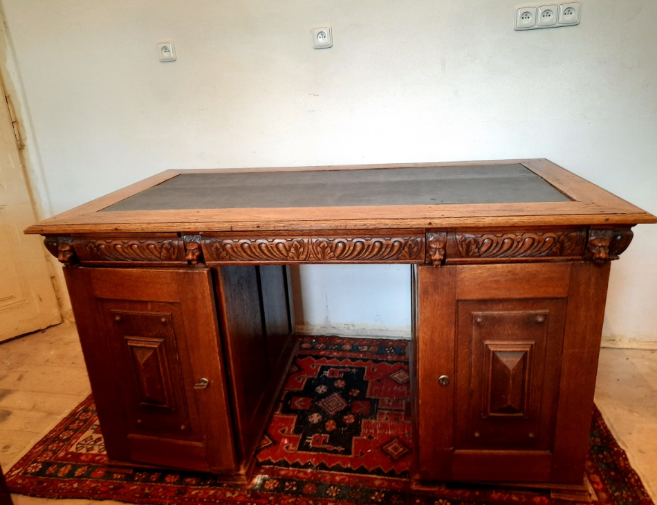 Rozměry: 153 cm x 86 cm, výška 83 cm  Stůl vyžaduje nějaké opravy, např. v mstě, kde se zamyká je zlomené dřevo, chybí držadla na zásuvkách, prasklina na pravé straně desky.  Pokud si to někdo sám opraví, tak bude mít pěkný stůl za dobrou cenu.  Tento artikl není v obchodě, ale v našem skladu.  Máme pevné ceny !!  Pouze k osobnímu převzetí nebo doprava do 30 km od Pardubic. Náklady na dopravu hradí kupující.  Zveme Vás do příjemného prostředí našeho obchodu (Zámecký nábytek a doplňky, Pernštýnská 13, 530 02 Pardubice - Staré Město)