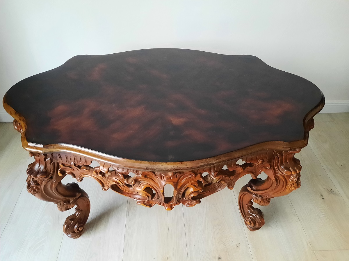 Bohatě vyřezávaný konferenční stolek v barokním stylu .  -Replika  Rozměry : 110 cm x 70 cm ,vyška 53 cm  Máme pevné ceny !!  OSOBNÍ PŘEVZETÍ - Tento artikl je uskladněn v Praze. Dle dohody je možno si jej ve skladě v Praze vyzvednout.Po domluvě možnost zajistit dopravu po Praze ( náklady na dopravu hradí kupující ).