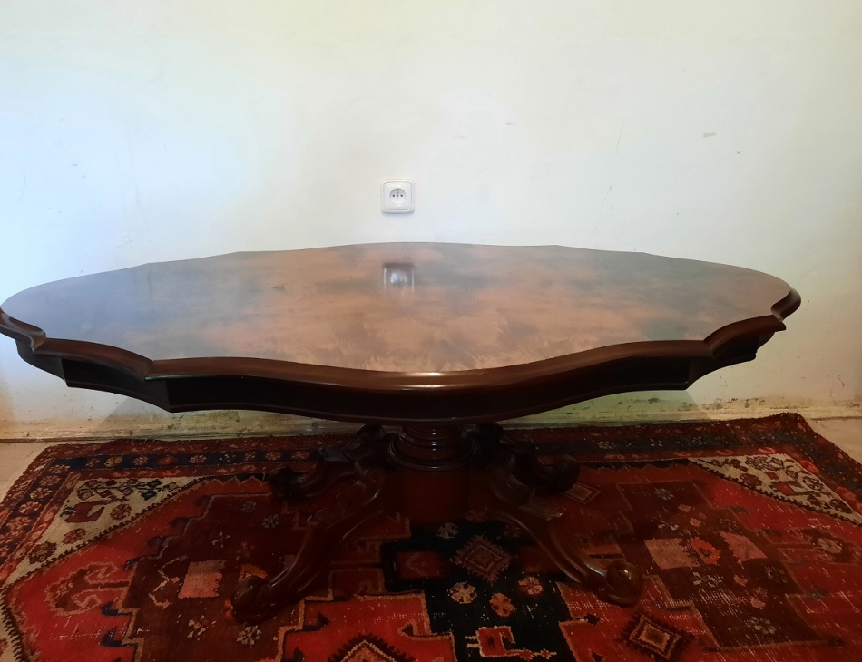 Rozměry: 140 x 86 cm, výška 51 cm - replika.  Osobní převzetí - Po domluvě možnost zajistit dopravu pouze do 30 km od Pardubic. Náklady na dopravu hradí kupující.  Osobní převzetí v našem obchodu v Pardubicích a po domluvě i v Praze. Volejte prosím na obchodní telefon v pracovní době nebo nám zanechte zprávu.