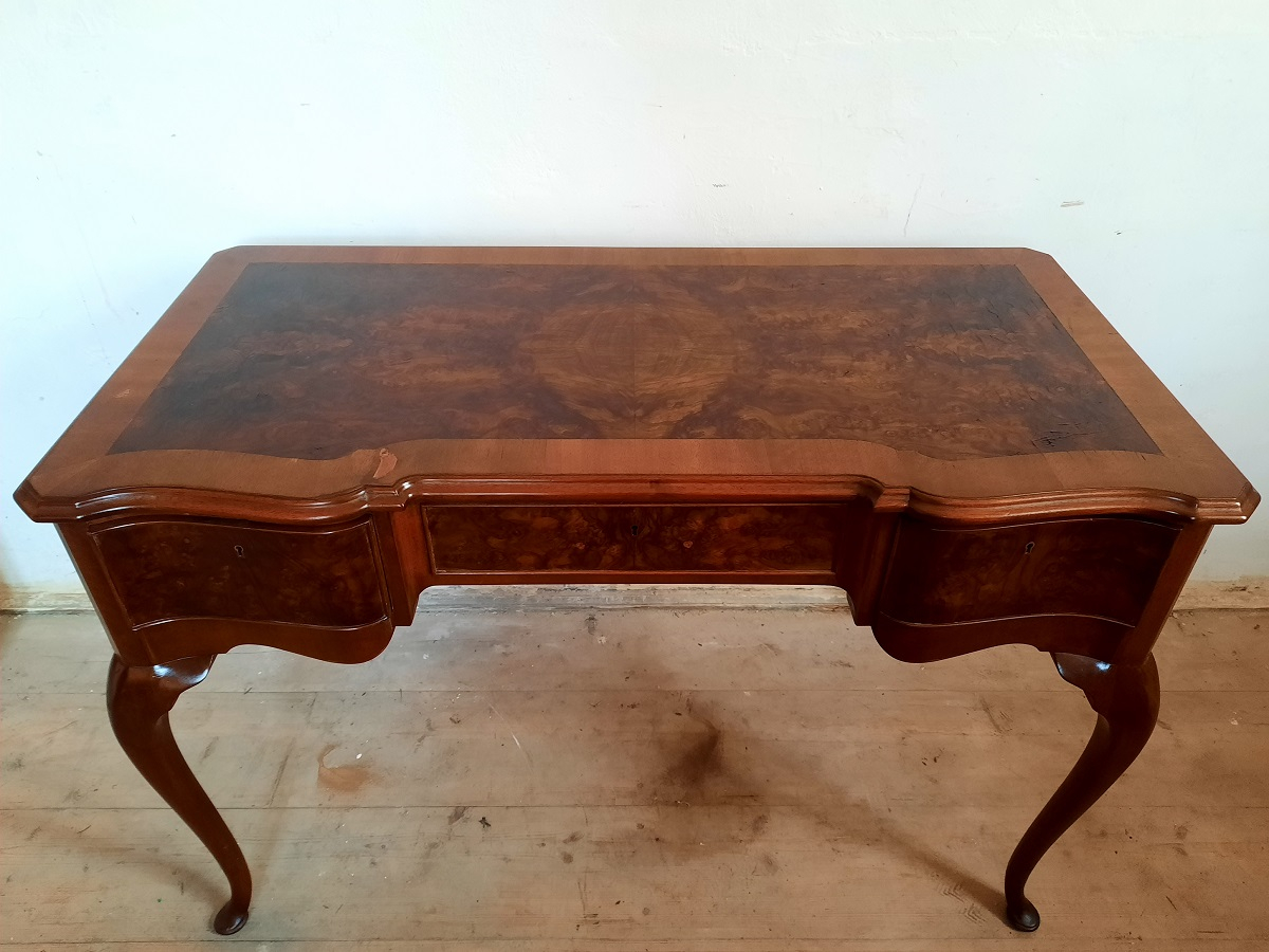 MENŠÍ PSACÍ STŮL CHIPPENDALE - OŘECH - KOŘENICE -se třemi zásuvkami  Horní část stolu je mírně opotřebovaná, viz. foto  110 cm x 55 cm ,výška 73 cm  Máme pevné ceny !!  Osobní převzetí - Po domluvě možnost zajistit dopravu pouze do 30 km od Pardubic. Náklady na dopravu hradí kupující.  Tento artikl je v našem skladu v Dašicích u Pardubic.  Po dohodě je možno ho vyzvednout ve skladu nebo v Praze.  Po domluvě možnost zajistit dopravu po Praze ( náklady na dopravu hradí kupující ).