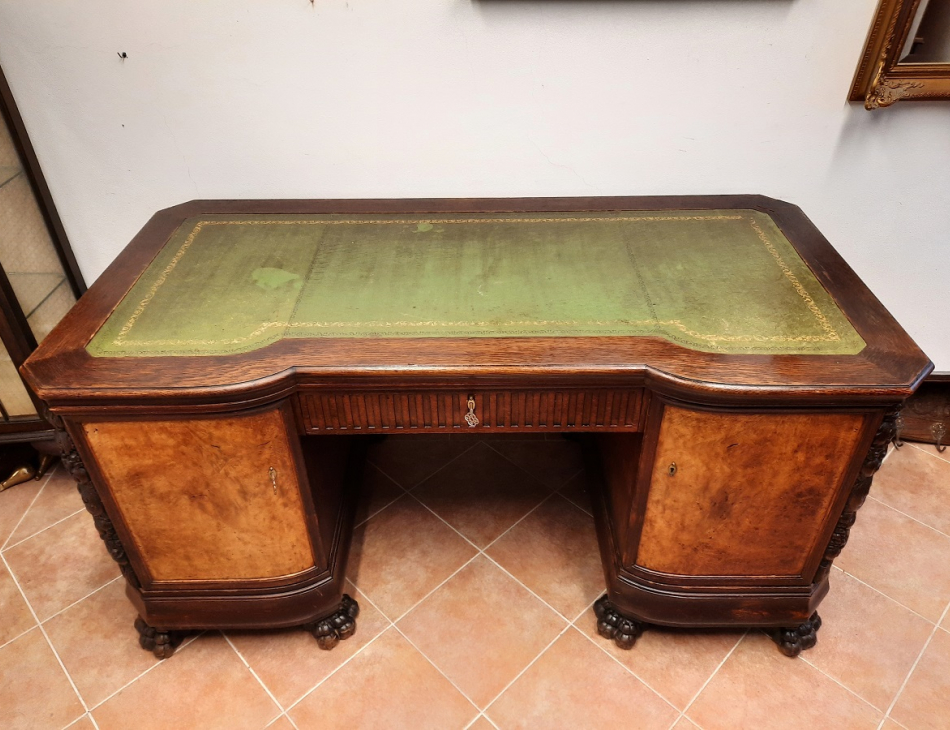 160 cm x 80 cm, výška: 78 cm, - materiál dub, kořenice, kůže - na některých místech je opotřebovaná plocha - Možnost zaslání do 30 km od Pardubic - náklady na dopravu hradí kupující.    Zveme Vás do příjemného prostředí našich obchodů (Zámecký nábytek a doplňky, Pernštýnská 13, 530 02 Pardubice - Staré Město a Praha - Vinohrady, Bořivojova 11)