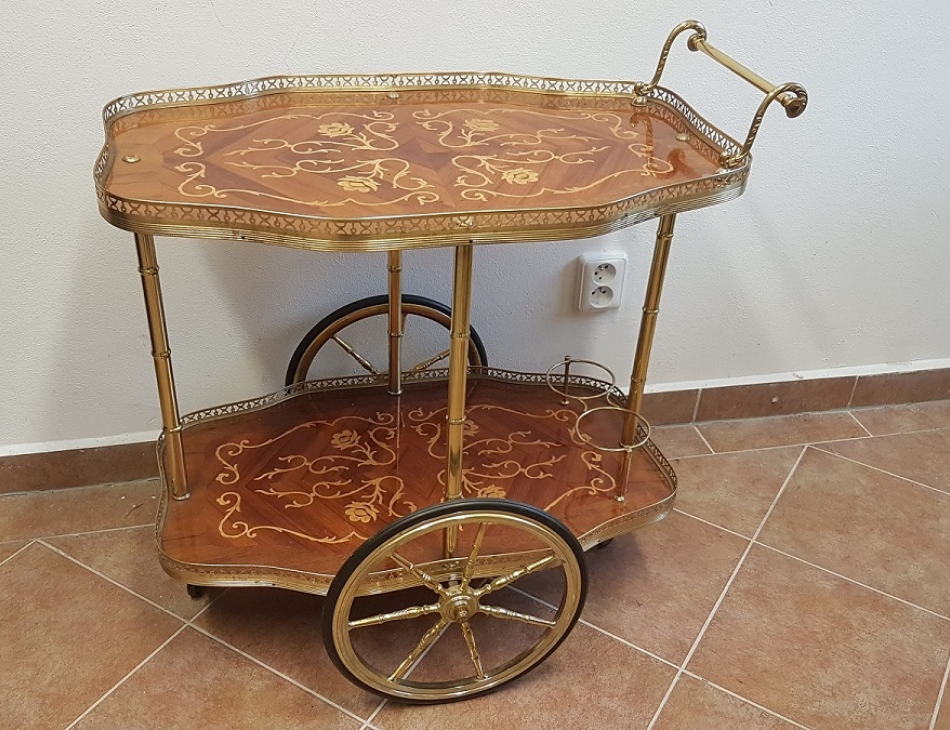 barovy-stolek-1-.jpgReplika, rozměry: 74 x 43, celková výška: 65 cm (měřeno bez držadla) ... / Po domluvě možnost dopravy jenom do vzdálenosti 40 km od Pardubic nebo do Prahy. Náklady na dopravu hradí kupující