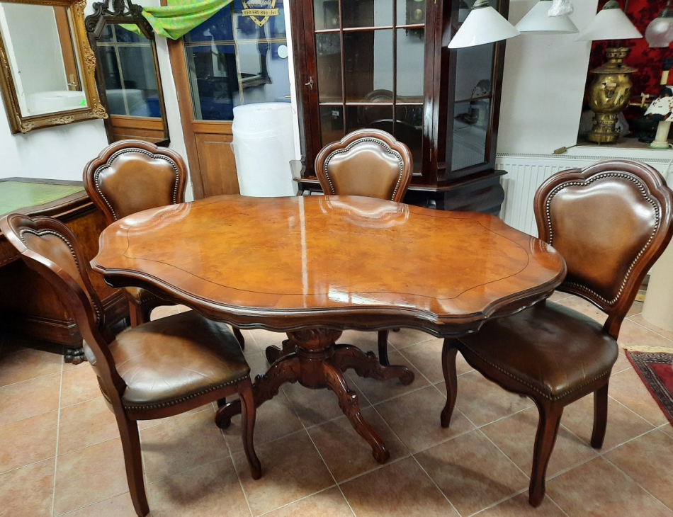 Stůl: 170 cm x 107 cm, výška 77 cm, Židle: 47 cm x 50 cm, celková výška 101 cm - jedná se o repliku.    Pouze k osobnímu převzetí nebo doprava do 30 km od Pardubic. Náklady na dopravu hradí kupující.  Zveme Vás do příjemného prostředí našeho obchodu (Zámecký nábytek a doplňky, Pernštýnská 13, 530 02 Pardubice - Staré Město)    Po domluvě je také možný osobní převzetí v naší druhé prodejně v Praze (Zámecký nábytek a doplňky, Bořivojova 11, Vinohrady, 130 00 Praha 3 ).