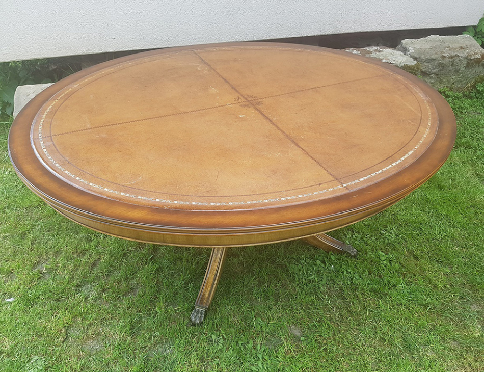 Oválný konferenční stůl / deska potažená kůží, Cena: 2.950,-  Kč, 120 cm x 96 cm, výška-55 cm  /  MOŽNOST ZAJISTIT DOPRAVU, ale preferujeme osobní převzetí v naší prodejně v Praze, Bořivojova 11,/ náklady na dopravu hradí kupující/ Zveme vás do příjemného prostředí našeho obchodu (Pernštýnská 13, 530 02 Pardubice - Staré Město)