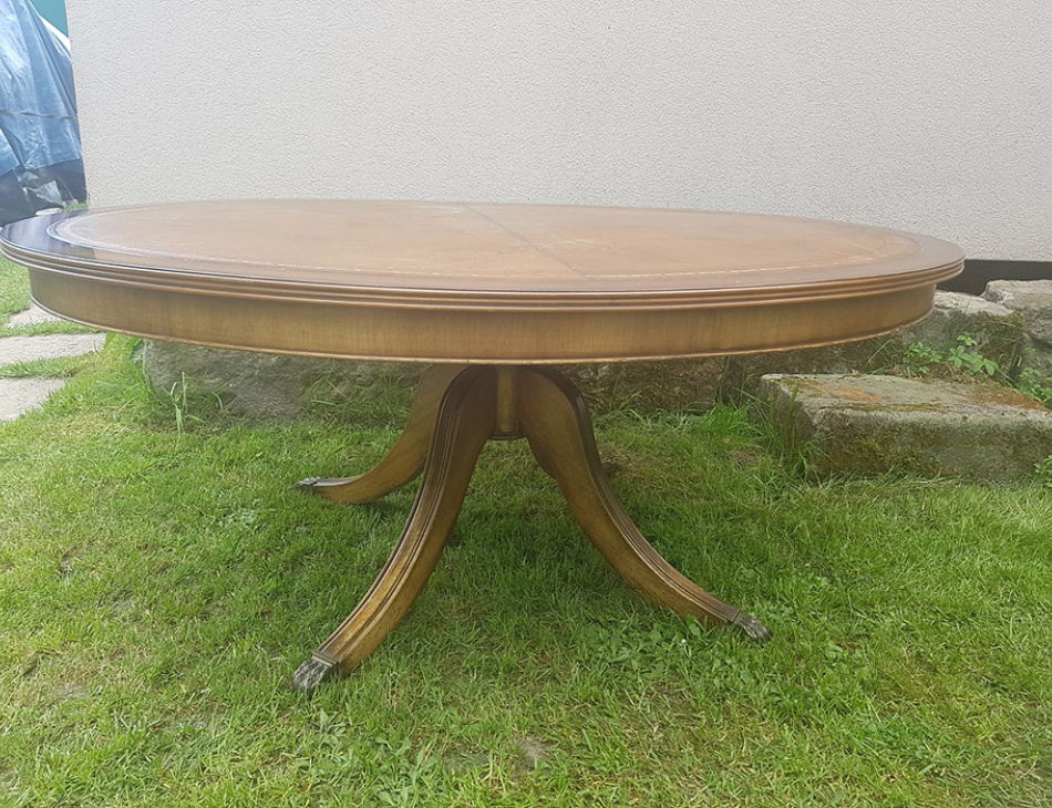 Oválný konferenční stůl / deska potažená kůží, Cena: 2.950,-  Kč, 120 cm x 96 cm, výška-55 cm  /  MOŽNOST ZAJISTIT DOPRAVU, ale preferujeme osobní převzetí v naší prodejně v Praze, Bořivojova 11,/ náklady na dopravu hradí kupující/ Zveme vás do příjemného prostředí našeho obchodu (Pernštýnská 13, 530 02 Pardubice - Staré Město)