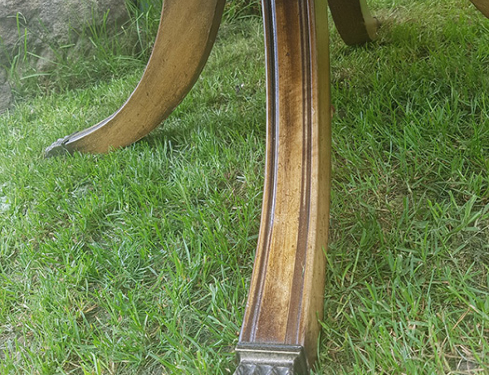 Oválný konferenční stůl / deska potažená kůží, Cena: 2.950,-  Kč, 120 cm x 96 cm, výška-55 cm  /  MOŽNOST ZAJISTIT DOPRAVU, ale preferujeme osobní převzetí v naší prodejně v Praze, Bořivojova 11,/ náklady na dopravu hradí kupující/ Zveme vás do příjemného prostředí našeho obchodu (Pernštýnská 13, 530 02 Pardubice - Staré Město)