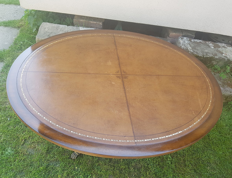 Oválný konferenční stůl / deska potažená kůží, Cena: 2.950,-  Kč, 120 cm x 96 cm, výška-55 cm  /  MOŽNOST ZAJISTIT DOPRAVU, ale preferujeme osobní převzetí v naší prodejně v Praze, Bořivojova 11,/ náklady na dopravu hradí kupující/ Zveme vás do příjemného prostředí našeho obchodu (Pernštýnská 13, 530 02 Pardubice - Staré Město)