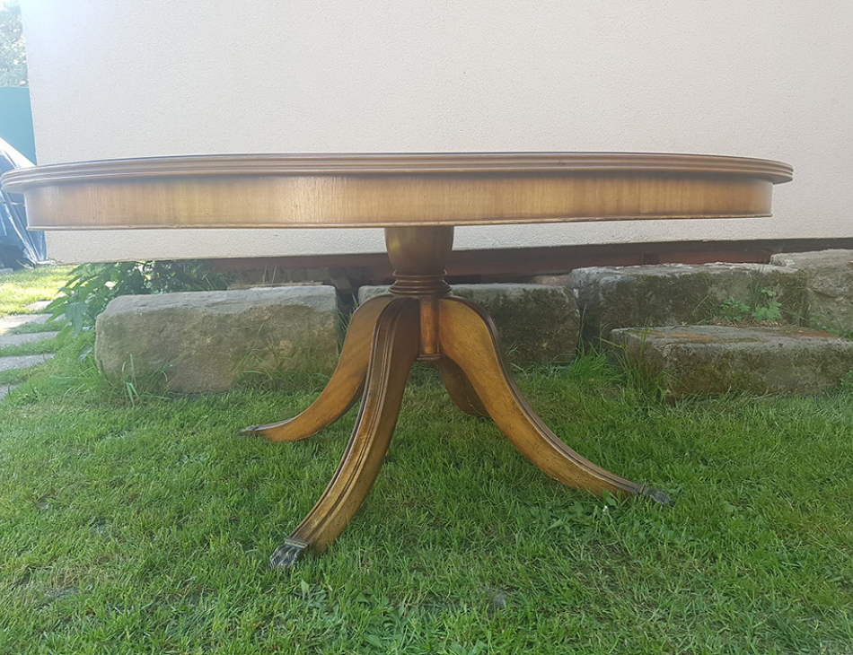 Oválný konferenční stůl / deska potažená kůží, Cena: 2.950,-  Kč, 120 cm x 96 cm, výška-55 cm  /  MOŽNOST ZAJISTIT DOPRAVU, ale preferujeme osobní převzetí v naší prodejně v Praze, Bořivojova 11,/ náklady na dopravu hradí kupující/ Zveme vás do příjemného prostředí našeho obchodu (Pernštýnská 13, 530 02 Pardubice - Staré Město)