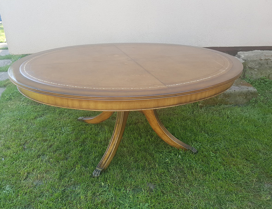 Oválný konferenční stůl / deska potažená kůží, Cena: 2.950,-  Kč, 120 cm x 96 cm, výška-55 cm  /  MOŽNOST ZAJISTIT DOPRAVU, ale preferujeme osobní převzetí v naší prodejně v Praze, Bořivojova 11,/ náklady na dopravu hradí kupující/ Zveme vás do příjemného prostředí našeho obchodu (Pernštýnská 13, 530 02 Pardubice - Staré Město)
