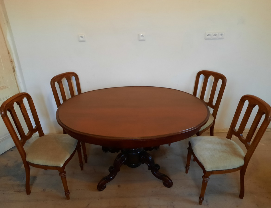 Stůl: 143 cm x 106 cm, výška 77 cm, Židle: sedací plocha - výška 45 cm, hloubka 42 cm x 40 cm, celková výška 95 cm. Tento artikl není v obchodě, ale v našem skladu.    Pouze k osobnímu převzetí nebo doprava do 30 km od Pardubic. Náklady na dopravu hradí kupující.  Zveme Vás do příjemného prostředí našeho obchodu (Zámecký nábytek a doplňky, Pernštýnská 13, 530 02 Pardubice - Staré Město)    Po domluvě je také možný osobní převzetí v naší druhé prodejně v Praze (Zámecký nábytek a doplňky, Bořivojova 11, Vinohrady, 130 00 Praha 3 ).