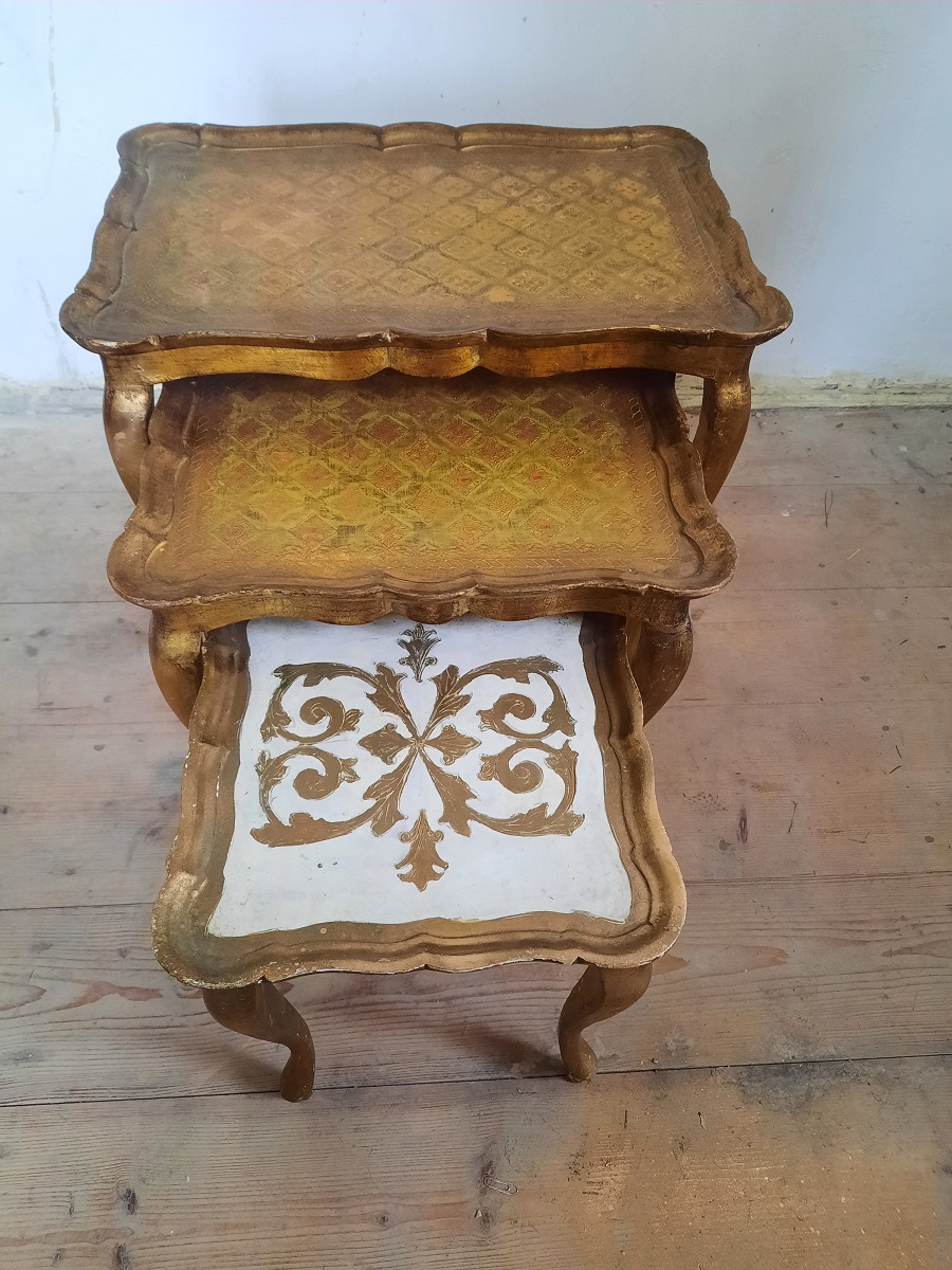 Sada 3 servírovacích - odkládacích hnízdových stolků  š-56cm x h-36 cm x v- 58 cm  š-44cm x h-32 cm x v- 51 cm  .š-32cm x h-32 cm x v- 44cm  Na některých místech odloupnutý lak  Máme pevné ceny !!  OSOBNÍ PŘEVZETÍ - po domluvě možnost zajistit dopravu po Praze ( náklady na dopravu hradí kupující ).  Tento artikl je uskladněn v Praze.  Dle dohody je možno si jej ve skladě v Praze vyzvednout.
