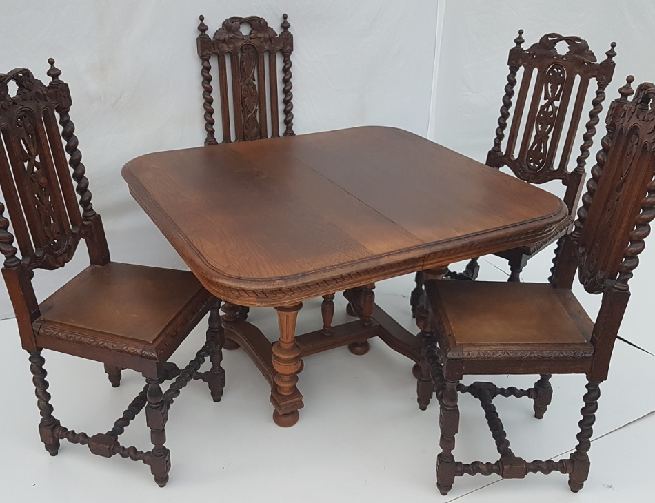 Stůl 113 x 104 cm, (je možné jej prodloužit, pokud by se tam vložila deska), židle 48 x 42 cm, sedací plocha 48 cm, celková výška 105 cm, / osobní převzetí / Po domluvě možnost zajistit dopravu pouze do 40 km od Pardubic nebo do Prahy / náklady na dopravu hradí kupující/  Zveme Vás do příjemného prostředí našeho obchodu. Tento artikl není v obchodě, ale v našem skladu !