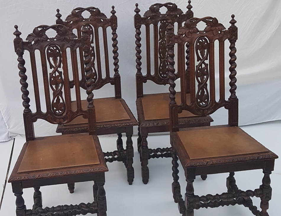 Stůl 113 x 104 cm, (je možné jej prodloužit, pokud by se tam vložila deska), židle 48 x 42 cm, sedací plocha 48 cm, celková výška 105 cm, / osobní převzetí / Po domluvě možnost zajistit dopravu pouze do 40 km od Pardubic nebo do Prahy / náklady na dopravu hradí kupující/  Zveme Vás do příjemného prostředí našeho obchodu. Tento artikl není v obchodě, ale v našem skladu !