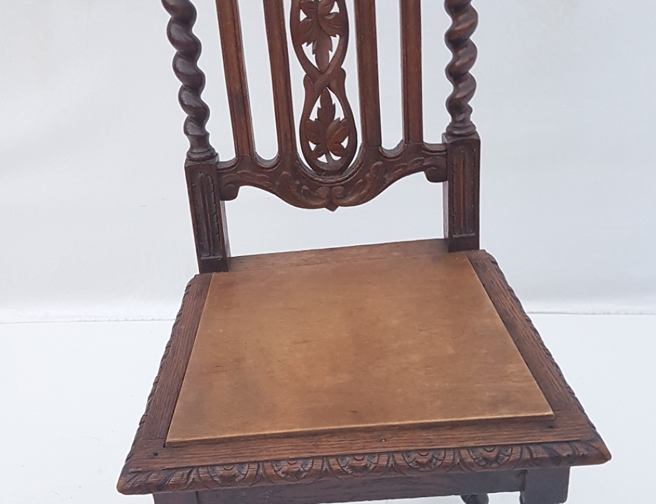 Stůl 113 x 104 cm, (je možné jej prodloužit, pokud by se tam vložila deska), židle 48 x 42 cm, sedací plocha 48 cm, celková výška 105 cm, / osobní převzetí / Po domluvě možnost zajistit dopravu pouze do 40 km od Pardubic nebo do Prahy / náklady na dopravu hradí kupující/  Zveme Vás do příjemného prostředí našeho obchodu. Tento artikl není v obchodě, ale v našem skladu !