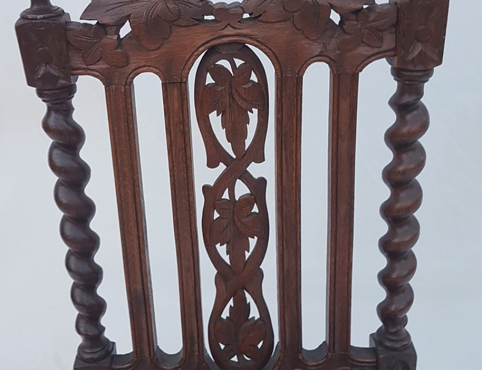 Stůl 113 x 104 cm, (je možné jej prodloužit, pokud by se tam vložila deska), židle 48 x 42 cm, sedací plocha 48 cm, celková výška 105 cm, / osobní převzetí / Po domluvě možnost zajistit dopravu pouze do 40 km od Pardubic nebo do Prahy / náklady na dopravu hradí kupující/  Zveme Vás do příjemného prostředí našeho obchodu. Tento artikl není v obchodě, ale v našem skladu !
