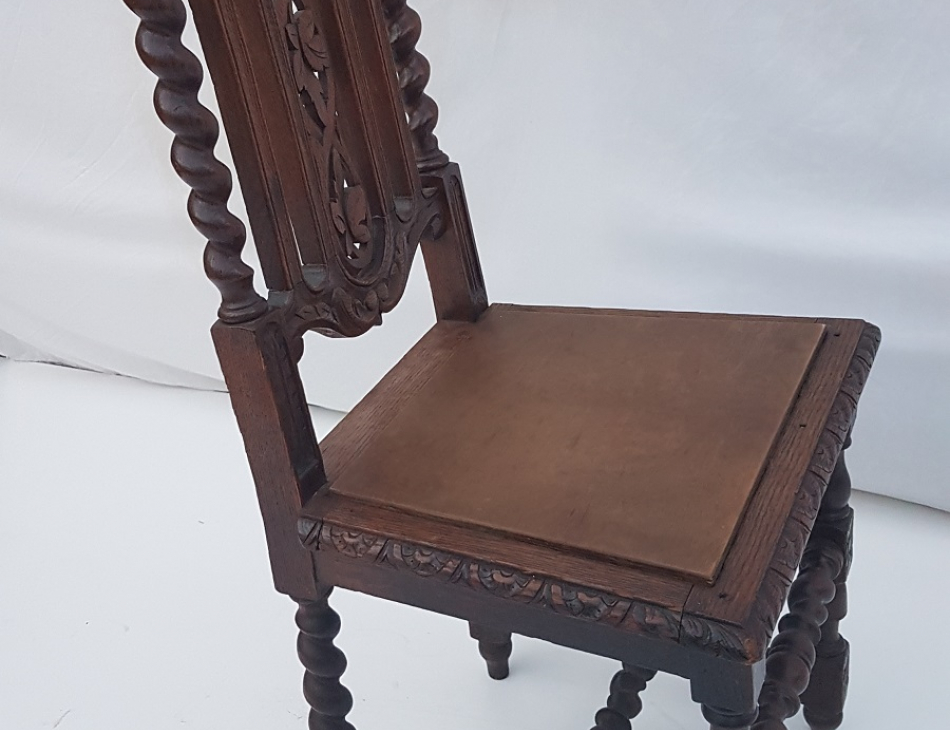 Stůl 113 x 104 cm, (je možné jej prodloužit, pokud by se tam vložila deska), židle 48 x 42 cm, sedací plocha 48 cm, celková výška 105 cm, / osobní převzetí / Po domluvě možnost zajistit dopravu pouze do 40 km od Pardubic nebo do Prahy / náklady na dopravu hradí kupující/  Zveme Vás do příjemného prostředí našeho obchodu. Tento artikl není v obchodě, ale v našem skladu !
