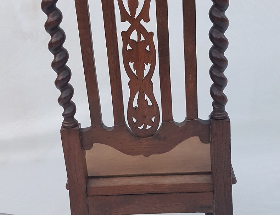 Stůl 113 x 104 cm, (je možné jej prodloužit, pokud by se tam vložila deska), židle 48 x 42 cm, sedací plocha 48 cm, celková výška 105 cm, / osobní převzetí / Po domluvě možnost zajistit dopravu pouze do 40 km od Pardubic nebo do Prahy / náklady na dopravu hradí kupující/  Zveme Vás do příjemného prostředí našeho obchodu. Tento artikl není v obchodě, ale v našem skladu !