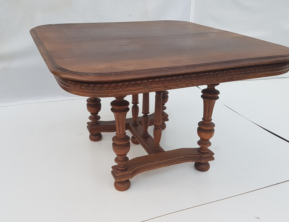 Stůl 113 x 104 cm, (je možné jej prodloužit, pokud by se tam vložila deska), židle 48 x 42 cm, sedací plocha 48 cm, celková výška 105 cm, / osobní převzetí / Po domluvě možnost zajistit dopravu pouze do 40 km od Pardubic nebo do Prahy / náklady na dopravu hradí kupující/  Zveme Vás do příjemného prostředí našeho obchodu. Tento artikl není v obchodě, ale v našem skladu !
