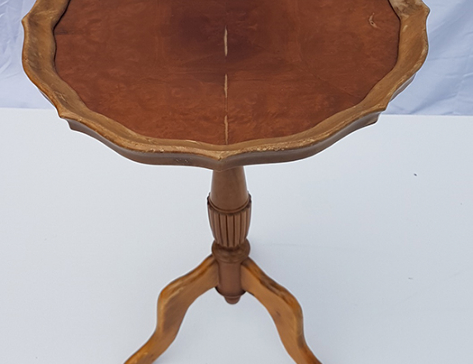 Roztomilá stolička - ořech / replika, Cena: 990 Kč,Průměr 36 cm, výška 51 cm, .. MOŽNOST ZASLÁNÍ !! poštovné ( balík do ruky ) nebo náklady na dopravu ( FoFr ) hradí kupující / po domluvě i možnost zaslání na Slovensko