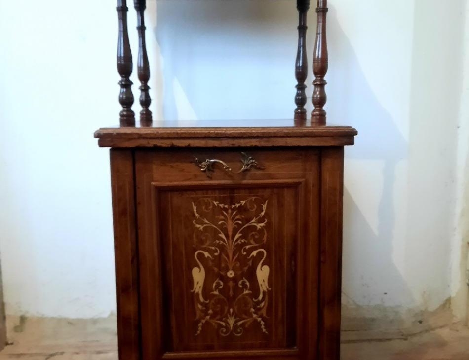 fazetové zrcadlio - krásná intarzie  Rozměry : 43cm x 40 cm, v. 117 cm  Máme pevné ceny !!  OSOBNÍ PŘEVZETÍ - po domluvě možnost zajistit dopravu po Praze ( náklady na dopravu hradí kupující ).  Tento artikl je uskladněn v Praze.  Dle dohody je možno si jej ve skladě v Praze vyzvednout.