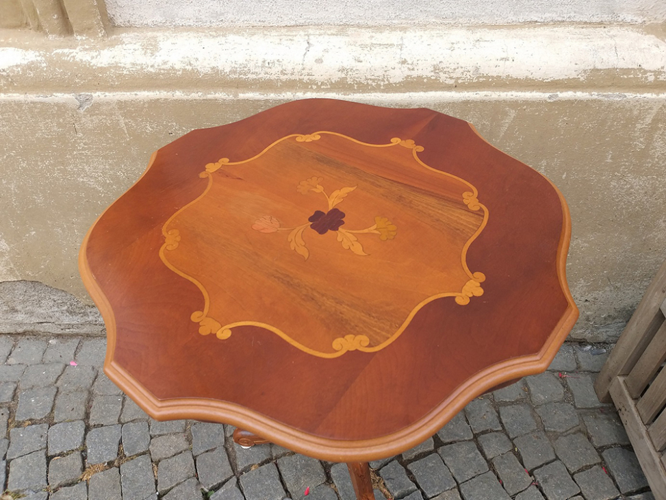 Pekny intarzovany stolek / replika, Cena: 1 990 Kč, Deska stolu průměr: 54 cm, výška stolu: 58 cm, MOZNOST ZASLANI !!  poštovné ( balík do ruky ) nebo náklady na dopravu hradí kupující / po domluvě i možnost zaslání do zahraničí.