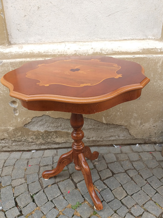Pekny intarzovany stolek / replika, Cena: 1 990 Kč, Deska stolu průměr: 54 cm, výška stolu: 58 cm, MOZNOST ZASLANI !!  poštovné ( balík do ruky ) nebo náklady na dopravu hradí kupující / po domluvě i možnost zaslání do zahraničí.