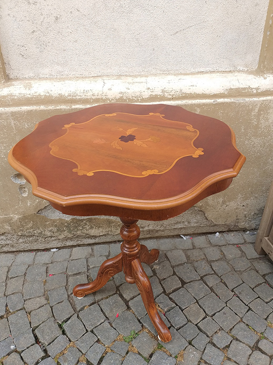 Pekny intarzovany stolek / replika, Cena: 1 990 Kč, Deska stolu průměr: 54 cm, výška stolu: 58 cm, MOZNOST ZASLANI !!  poštovné ( balík do ruky ) nebo náklady na dopravu hradí kupující / po domluvě i možnost zaslání do zahraničí.