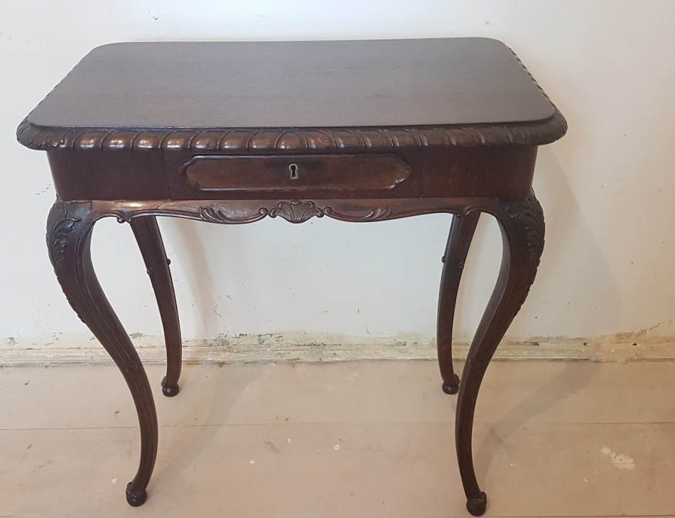 65 cm x 40 cm, výška 70 cm (stolek není v prodejně, ale ve skladu)    Pouze k osobnímu převzetí nebo doprava do 30 km od Prahy. Náklady na dopravu hradí kupující.    Zveme Vás do příjemného prostředí našeho obchodu (Zámecký nábytek a doplňky, Pernštýnská 13, 530 02 Pardubice - Staré Město)    Po domluvě je také možný osobní převzetí v naší druhé prodejně v Praze (Zámecký nábytek a doplňky, Bořivojova 11, Vinohrady, 130 00 Praha 3 ).