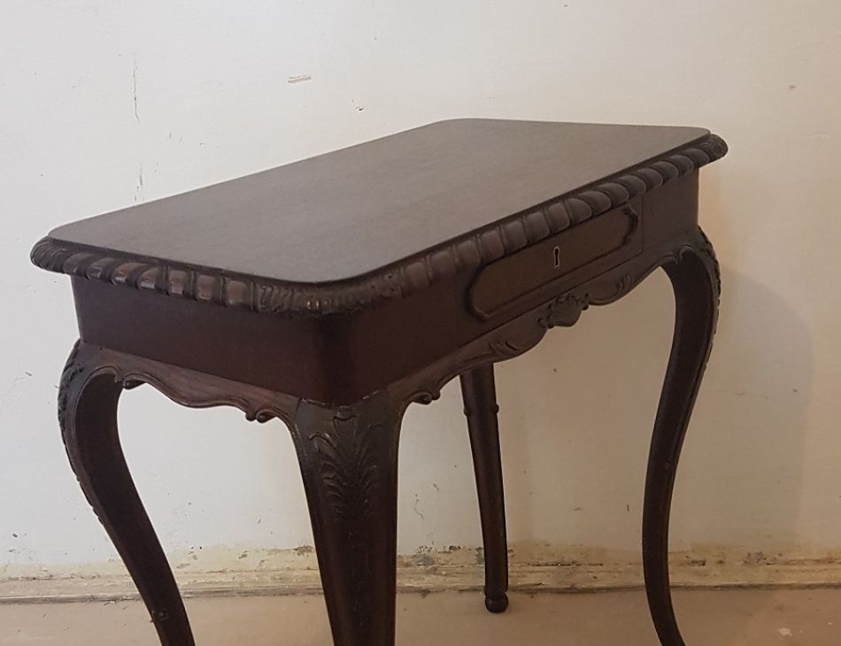 65 cm x 40 cm, výška 70 cm (stolek není v prodejně, ale ve skladu)    Pouze k osobnímu převzetí nebo doprava do 30 km od Prahy. Náklady na dopravu hradí kupující.    Zveme Vás do příjemného prostředí našeho obchodu (Zámecký nábytek a doplňky, Pernštýnská 13, 530 02 Pardubice - Staré Město)    Po domluvě je také možný osobní převzetí v naší druhé prodejně v Praze (Zámecký nábytek a doplňky, Bořivojova 11, Vinohrady, 130 00 Praha 3 ).