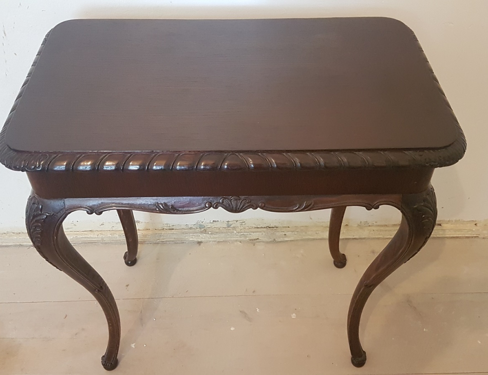 65 cm x 40 cm, výška 70 cm (stolek není v prodejně, ale ve skladu)    Pouze k osobnímu převzetí nebo doprava do 30 km od Prahy. Náklady na dopravu hradí kupující.    Zveme Vás do příjemného prostředí našeho obchodu (Zámecký nábytek a doplňky, Pernštýnská 13, 530 02 Pardubice - Staré Město)    Po domluvě je také možný osobní převzetí v naší druhé prodejně v Praze (Zámecký nábytek a doplňky, Bořivojova 11, Vinohrady, 130 00 Praha 3 ).
