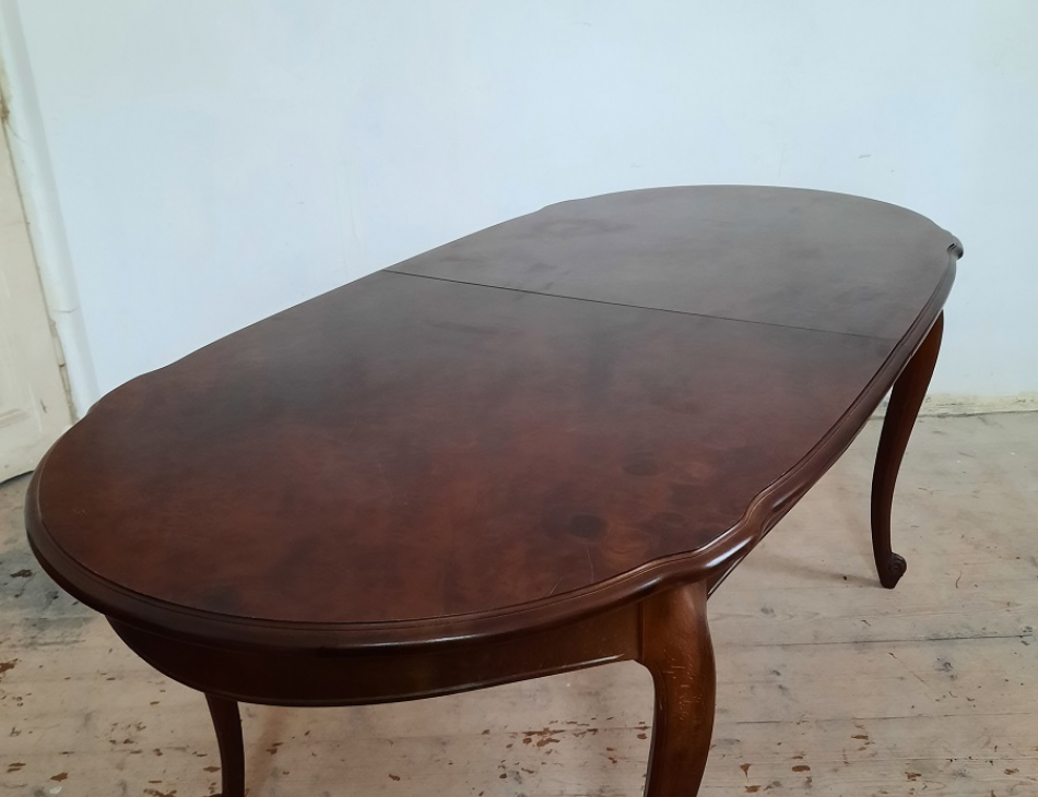 Replika. Stůl: 184 x 92 cm, výška 76 cm (možnost zvětšit přidáním mezikusu)    Tento artikl není v obchodě, ale v našem skladu.    Pouze k osobnímu převzetí nebo doprava do 30 km od Pardubic. Náklady na dopravu hradí kupující.    Zveme Vás do příjemného prostředí našeho obchodu (Zámecký nábytek a doplňky, Pernštýnská 13, 530 02 Pardubice - Staré Město)